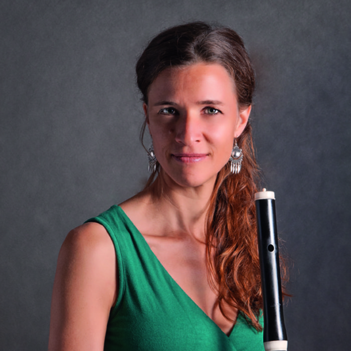 Annie Laflamme ist zu Gast im MDR-Musiksommer Dame im türkisfarbenen Kleid und langem Haar mit Musikinstrument.