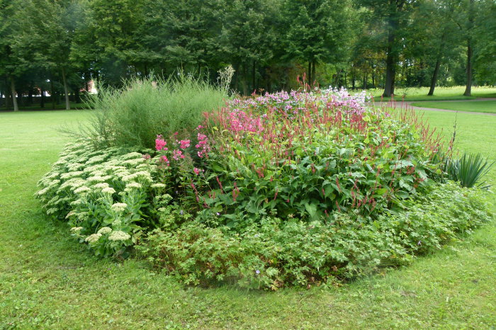 Pflegearbeiten im Park Ein Blumenbeet
