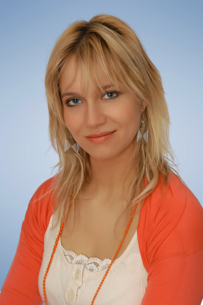 Katarzyna Takao-Piastowska spielt auf dem Erfurter Carillon Junge Frau mit blondem Haar und roter Bolero-Jacke.