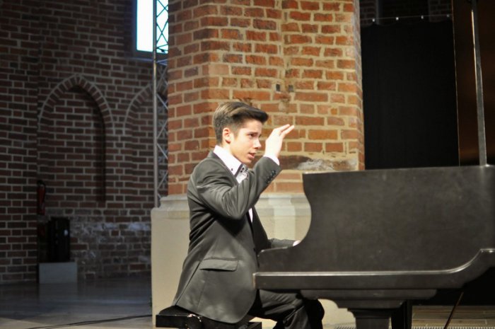 Klavierabend von Robert Bily (Tschechien): Meisterpianisten im Konzert Ein Herr am Instrument.