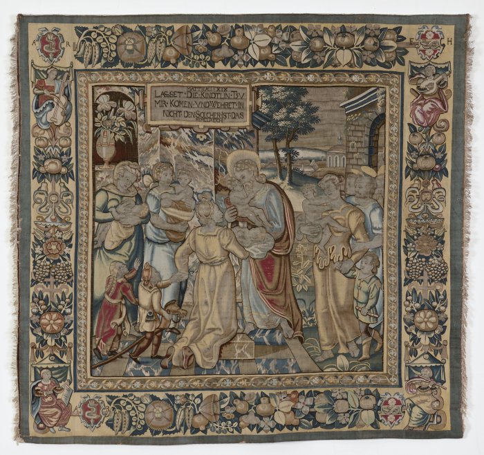Mitteldeutsche Werkstatt nach Kupferstich von Georg Pencz (ca. 1500-1550): Kindersegnung, Mitte 16. Jahrhundert, Bildteppich, Seide, Wolle, 117,5 x 176,5 cm Jesus (Bildmitte) umarmt nach der biblischen Erzählung der Synoptiker die ihm durch verschiedene Frauen überbrachten Kinder, segnet sie und spricht ihnen das Reich Gottes als Eigentum zu. Um die Szene herum ein Bildrahmen mit Symbolen und Personen.