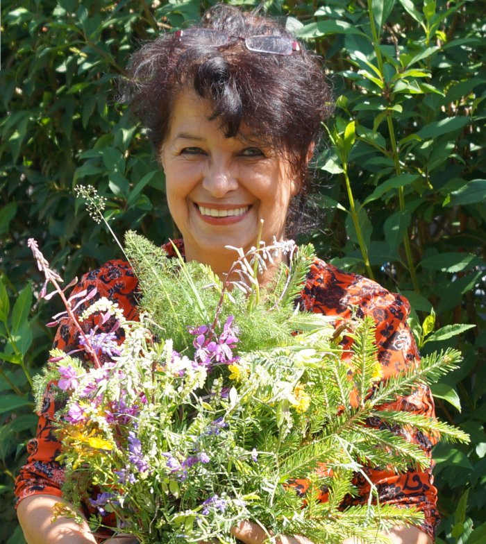 Elvira Liebmann-Grudzielski, Autorin des Buches "Mein Thüringer Kräuterland" Lachende Dame mit großem Kräuterstrauß in der Hand.