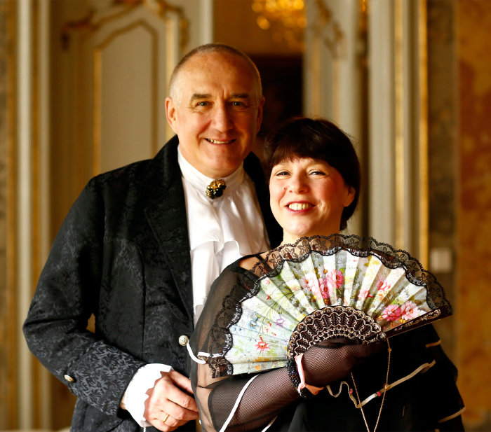 Duo „con emozione“ Eine Dame und ein Herr, die Dame mit Fächer.