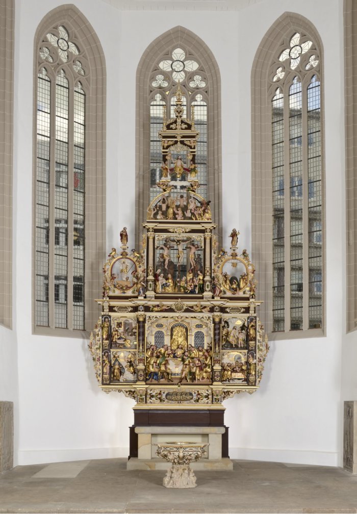 Taufstein und Altarretabel der Friedemann-Werkstatt in der Kaufmannskirche Erfurt Kircheninneres