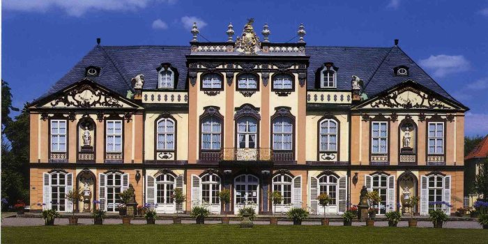 Foto: Thüringer Versailles: Schlossansicht von Süden © Hans-Peter Szyszka Schlossfassade, im Hintergrund blauer Himmel.