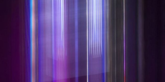 Bild: Martin Vosswinkel, Leuchtkästen © Martin Vosswinkel Farbgestaltung durch ineinander laufende Linien