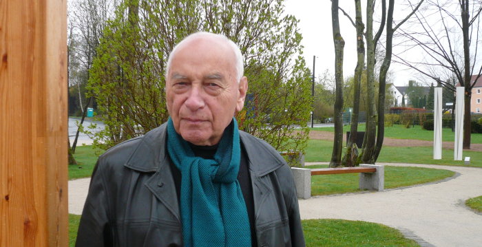 Foto: Eugen Gomringer © Heidi Bierwisch Ein Herr, im Hintergrund ein Skulpturenpark.