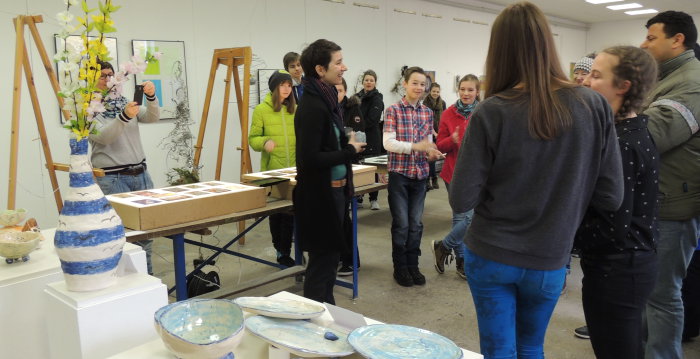 Foto: Das Kunst-Labor ist ein gemeinnütziges Projekt © Stadtverwaltung Erfurt / G. Becher Jugendliche in einem Atelier. Im Vordergrund Keramikarbeiten.