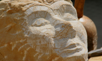 Steinskulptur eines Gesichtes