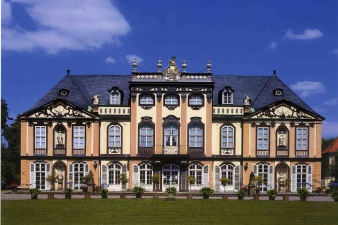 Schlossfassade, im Hintergrund blauer Himmel.
