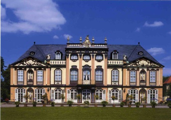 Schlossfassade, im Hintergrund blauer Himmel.