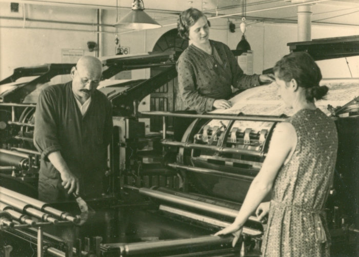 Landkartendruck im Justus Perthes Verlag Gotha, um 1930, der Kollege Hähner und die Kolleginnen Oelbaum und Schottmann Drei Menschen arbeiten an einer Maschine