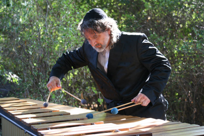 Alex Jacobowitz Ein Herr musiziert.