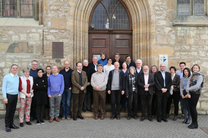 Teilnehmer des Workshops "Konzeption, Materialität und Rezeption von Meister Eckharts Raum- und Zeitvorstellungen" Zahlreiche Menschen vor einem alten Portal.