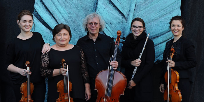 Fünf Musiker vor blauem Hintergrund