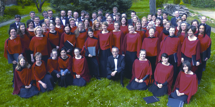 Großer Chor in roter Chorkleidung mitten im Grünen