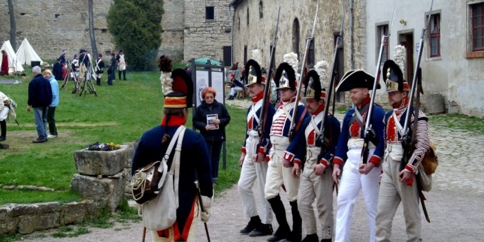 Männer in historischen Uniformen.