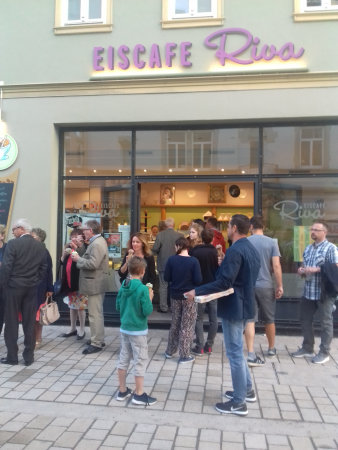 Menschen vor einem Eiscafé