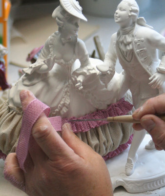 Arbeitsgang beim Erstellen einer Porzellanfigur.