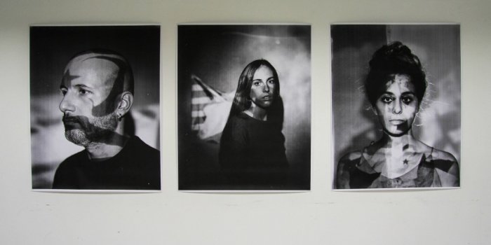 Drei Schwarz-Weiß-Fotos in Reihe.