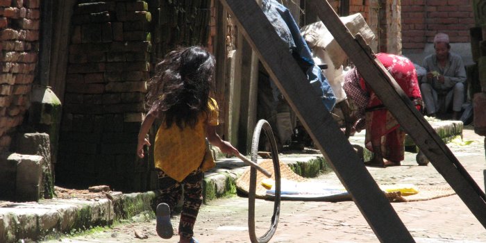 Ein Mädchen spielt mit einem Reifen