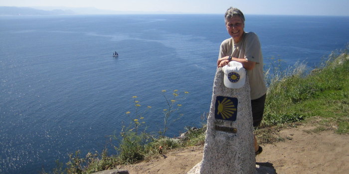 Foto: Zu Fuß von Suhl aus, hat Roswitha Spangenberg nach 6 Etappen und ca. 3200 km quer durch Europa in Spanien ihr Pilgerziel Santiago de Compostella und Finisterre am Atlantik erreicht © Roswitha Spangenberg Frau am Meer.