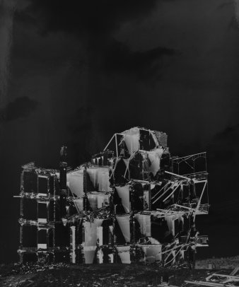 Das "Skelett" eines Hauses als schwarzweiß Foto