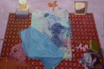 Farbiges Ölgemälde, in dessen Mittelpunkt ein Bett steht, auf dem sich eine nackte Frau an einen Zentaur schmiegt