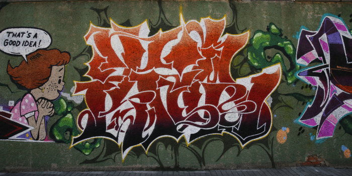 Wand mit Graffiti