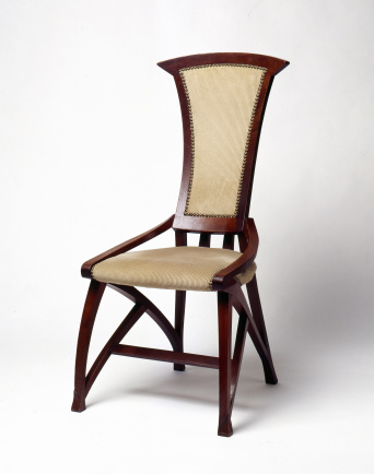Henry van de Velde (Antwerpen 1863-1957 Zürich) Stuhl aus dem Direktionszimmer der „Revue Blanche“ 1899 Ausführung: vermutlich Werkstatt der Société Henry van de Velde in Ixelles Nussbaum gebeizt, Baumwollbezug (erneuert) Stuhl nach Henry van de Velde