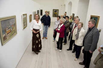 Foto: Museumspädagogin stellt ein Gemälde im Rahmen einer Veranstaltung vor © Angermuseum Erfurt, Foto: Dirk Urban Museumsmitarbeiterin stellt ein Objekt einem Publikum in der Gemäldegalerie vor.