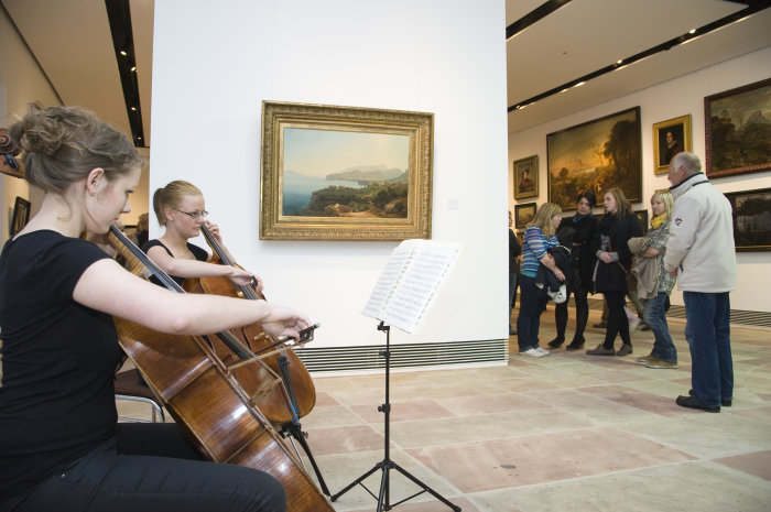 Konzert im Angermuseum Musiker in der Gemäldegalerie des Angermuseums