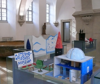 Präsentation der Kindermuseen im Angermuseum Blick in das Angermuseum. Im Vordergrund die verschiedenen Museumsbauten der Kinder