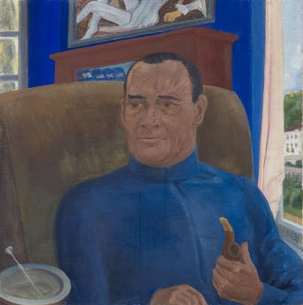 Porträt des Kunstmäzens Alfred Hess. Pfeiffe rauchender sitzender Mann in blauemn Hemd.