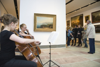Konzert im Angermuseum Musiker in der Gemäldegalerie des Angermuseums