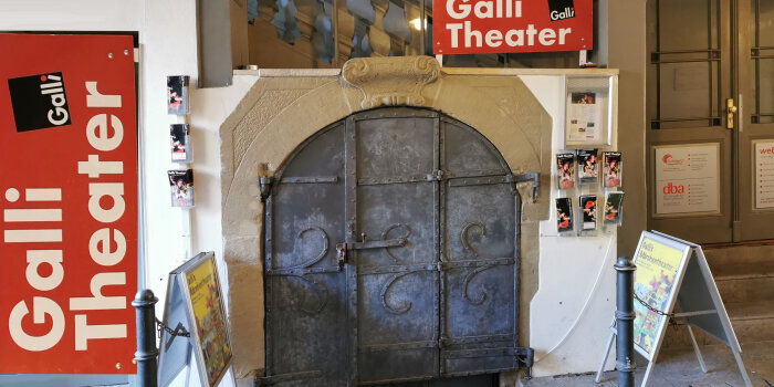Eine schwere Eisentür im Hofdurchgang führt hinunter in den Keller vom Galli Theater