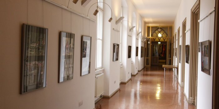 Foto: Galerie Etage 2 © Stadtverwaltung Erfurt Blick in einen Flur mit Bildern links und rechts an den Wänden