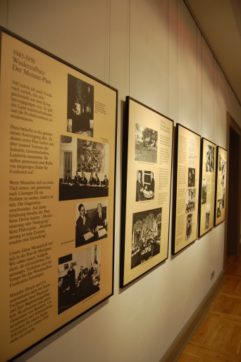 Blick auf die Ansichtstafeln der Dokumentationsausstellung im Ausstellungsraum des Hauses Dacheröden 
