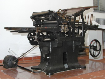 Eine uralte Druckereimaschine mit schwerem gusseisernen Gestell