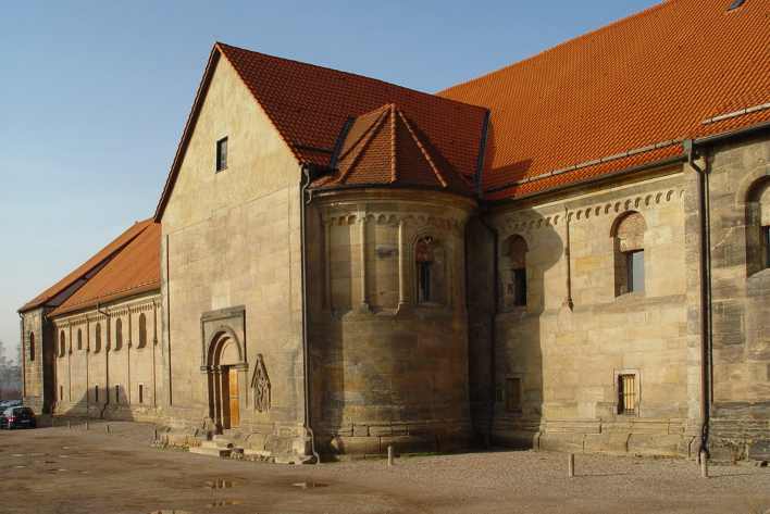 Foto: Peterskirche Erfurt © Stadtverwaltung Erfurt Eine romanische Kirche mit Seitenschiff und ziegelrotem Dach. Leuchtend blauer Himmel.
