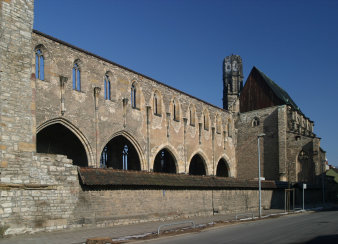 Foto: Ruine der Barfüßerkirche in Erfurt © R. Lemitz Großes Kirchenschiff ohne Dach, blauer Himmel.