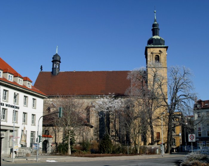 Katholische St. Crucis-Kirche (Neuwerkkirche) Gotteshaus unter blauem Himmel.
