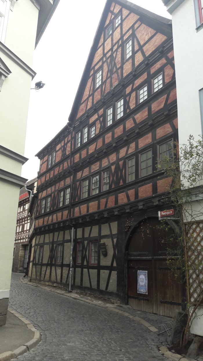 Speicher Waagegasse 2 Speicher Waagegasse 2, Blick in die Waagegasse von der Allerheiligenstraße und im Zentrum der alte Speicher, der heute als Kulturobjekt genutzt wird