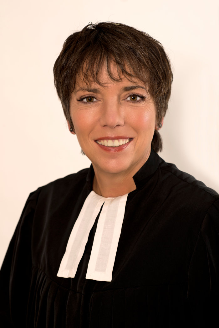 Professorin Dr. Dr. h.c. Margot Käßmann, Botschafterin des Rates der EKD für das Reformationsjubiläum 2017 Frau mit Beffchen.