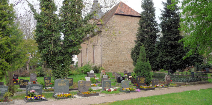 Gräber des Friedhofs in Niedernissa