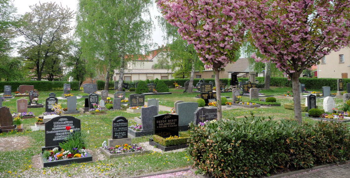 Einige Gräber auf dem Friedhof Linderbach