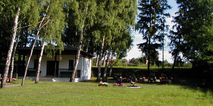 Gräber des Friedhofs in Töttelstädt, umgeben von Birken