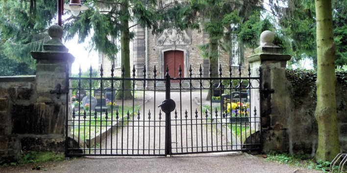 Eingangstor des Friedhofs in Büßleben