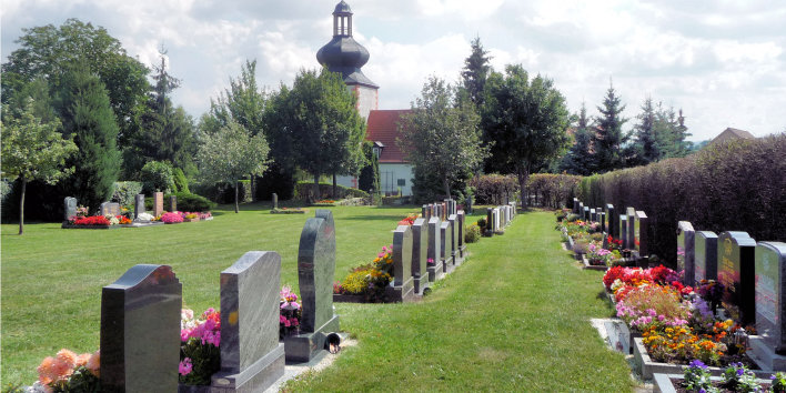 Einige Gräber des Friedhofs in Waltersleben