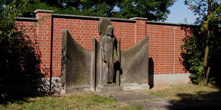 Statue auf dem Friedhof Hochheim